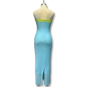 Détail de la robe bleu clair à bretelles avec dentelle jaune et fente arrière sur mannequin