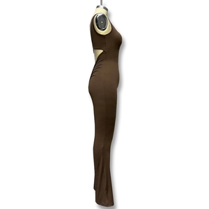 Detailweergave van de bruine yoga jumpsuit met zijwaartse uitsnede en naadloze textuur