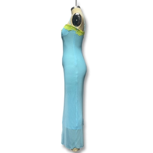 Détail d'une robe en soie bleu clair avec dentelle jaune contrastée sur le bustier