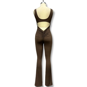 Donkerbruine nauwsluitende yoga jumpsuit met open rug en stijlvolle uitlopende broekspijp