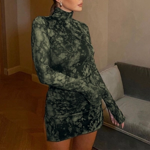 Détail de la robe courte tie-dye avec fente latérale et col montant, imprimé marbre vert foncé