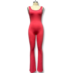 Detail van rode mouwloze yoga jumpsuit met slanke pasvorm en uitlopende pijpen op mannequin