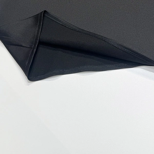 Gros plan sur l'ourlet à double surpiqûre du tissu en maille noire de haute qualité