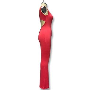 Detail van rode backless yoga jumpsuit met opengewerkte rug en uitlopende pijpen