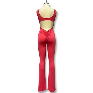 Rode yoga jumpsuit met diep open rug, scrunch butt detail en wijde uitlopende pijpen