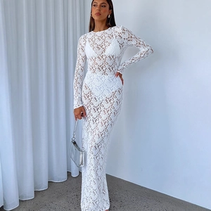 Elegante abito lungo in pizzo bianco a maniche lunghe con motivo floreale traforato