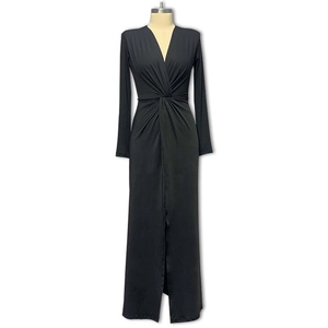 Eleganter schwarzer Maxikleid mit tiefem V-Ausschnitt, langen Ärmeln und hohem Schlitz