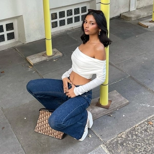 Sexy off-shoulder crop top met lange mouwen en witte geruime slanke pasvorm