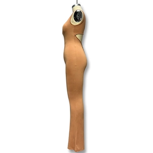 Detailweergave van camel yoga jumpsuit met taille-uitsparingen en een slanke pasvorm