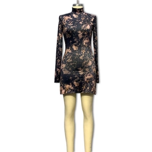 Robe courte moulante à col montant avec imprimé abstrait bronze sur fond noir