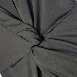 Detaillierte Nahaufnahme des Knotendesigns an einem schwarzen Strickkleid mit Stretch-Stoff
