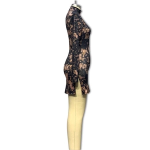 Détail de la fente latérale sur une robe moulante à col montant et imprimé marbré