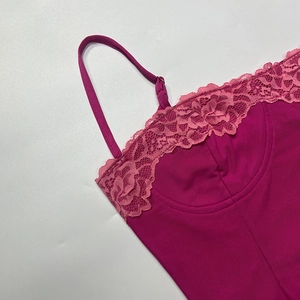 Gros plan du caraco fuchsia avec bordure en dentelle florale et fines bretelles