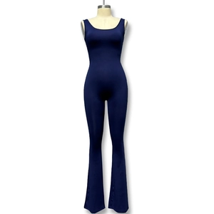Donkerblauwe mouwloze yoga jumpsuit met slanke pasvorm en modieuze uitlopende pijpen