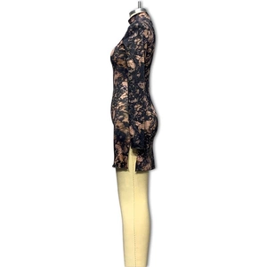 Détail de la robe courte à manches longues avec fente latérale et motif floral abstrait