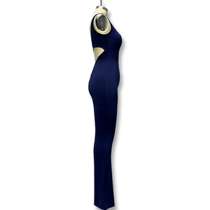 Detailweergave van de donkerblauwe slank afkleedende jumpsuit met zijwaartse uitsnijdingen