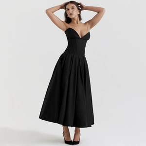 Robe bustier noire élégante avec corset structuré et jupe évasée volumineuse en trapèze