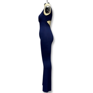 Detailweergave van marineblauwe yoga-jumpsuit met uitsparingen aan de zijkant en gebreide stof