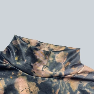 Détail du col roulé et imprimé abstrait tie-dye sur tissu en maille extensible