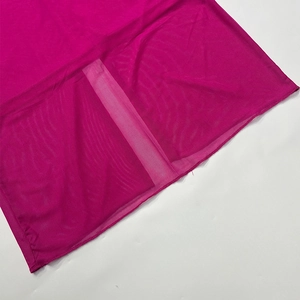 Détail de maille fuchsia transparente avec dentelle délicate et finitions de couture
