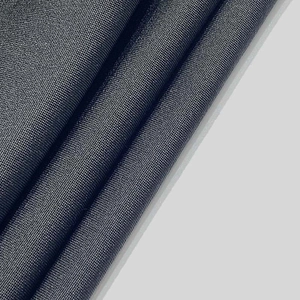 Detailansicht aus dunkelgrauem Rippenstrick mit glatter, seidiger Oberfläche und Textur