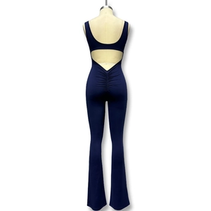 Detail van navy yoga jumpsuit met open rug en geplooid bum-lifting effect op de billen