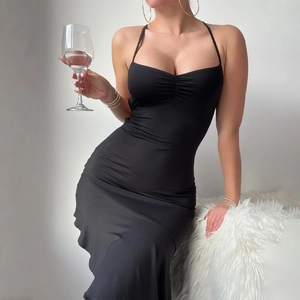 Robe noire chic dos nu avec corsage froncé et coupe ajustée pour les soirées