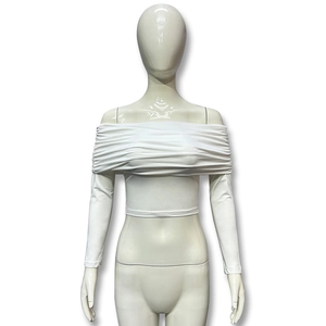 Witte off-shoulder crop top met lange mouwen en horizontaal geplooid textuurontwerp