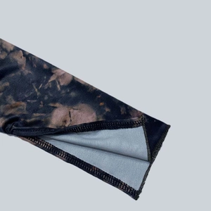 Vue détaillée de la fine couture overlock et du tissu imprimé sur cette robe à manches longues