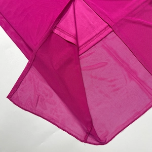 Gros plan détaillé du tissu en maille rose et des coutures fines sur la robe d'été