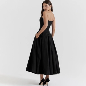 Détail de robe midi bustier noire avec taille corset à baleines et poches latérales
