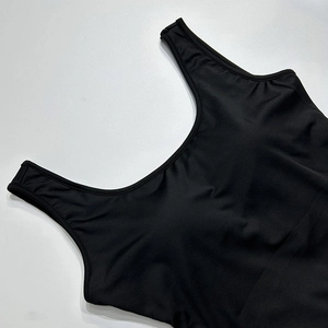 Detailopname van zwarte mouwloze yoga-jumpsuit met ronde hals en hoogwaardige elastische stof