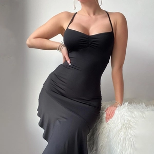 Robe moulante noire à licou avec brides croisées et ourlet à volants irrégulier pour femme
