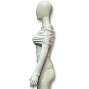 Zijaanzicht van witte off-shoulder crop top met geplooide mouwen en elastische stof
