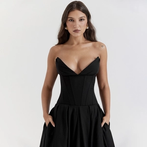 Détail de la robe bustier noire à corset montrant l'encolure en V et la structure