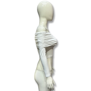 Detail van de witte off-shoulder crop top met lange mouwen en elegant geplooid ontwerp