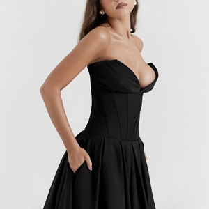 Détail de la robe longue bustier noire avec coutures corset et poches latérales