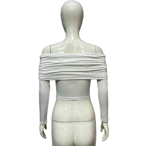 Achteraanzicht van witte off-shoulder crop top met lange mouwen en geplooide details