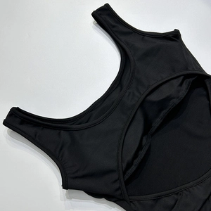 Detail achteraanzicht van zwarte rugloze yoga jumpsuit met fijn stikwerk en elastische stof