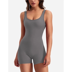 Gros plan d'un body gris sans manches dos nu avec détails plissés et coupe moulante