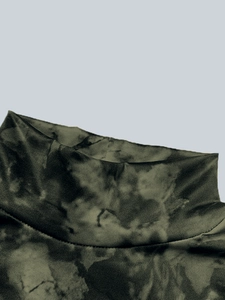 Détail du col montant sur robe longue automne à imprimé tie-dye vert foncé