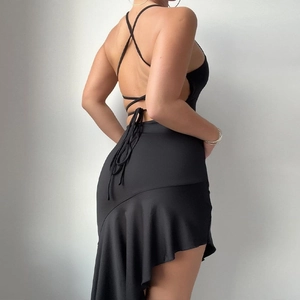 Détail du dos croisé à lacets et de l'ourlet irrégulier à volants sur la robe noire