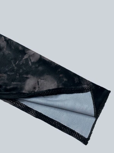 Détail de couture surjetée haute densité sur le tissu à imprimé abstrait de la robe