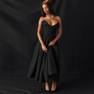 Détail du bustier bustier style corset avec baleines structurées sur une robe noire élégante