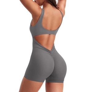 Détail de la combinaison de yoga grise dos nu avec découpe et design froncé sculptant