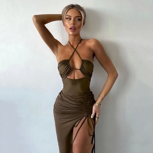 Robe longue moulante à licou en marron olive avec fente latérale et détails froncés