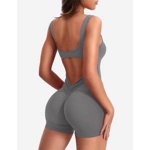 Détail d'un combishort gris dos nu avec larges bretelles et effet froncé aux fesses