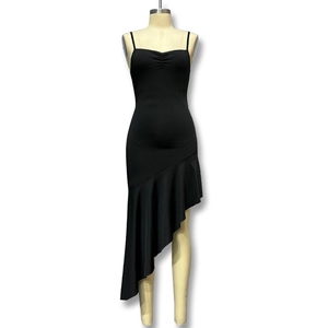 Robe dos nu noire avec bretelles croisées et ourlet asymétrique à volants style sirène