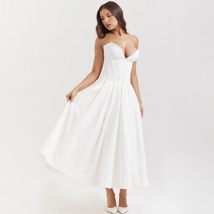 Détail d'une robe longue bustier blanche avec corset à baleines et coupe évasée en ligne A