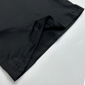 Detail van de dubbele stiksels en de elastische stof op deze zwarte nauwsluitende yoga bodysuit